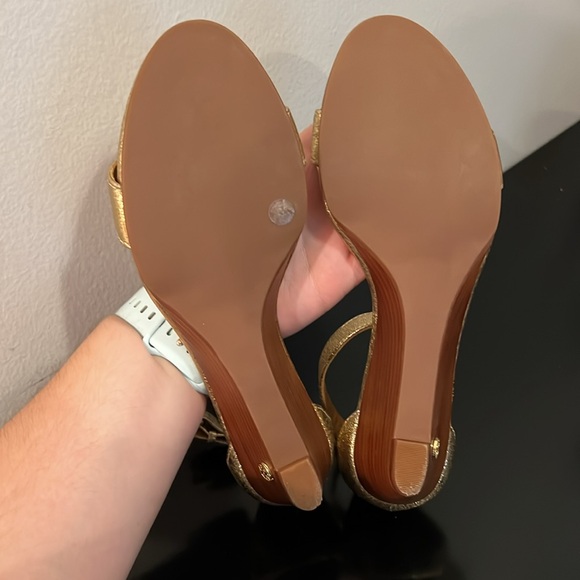 Tory Burch Gold Savannah Wedge- Sz 7.5 - Picture 4 of 8